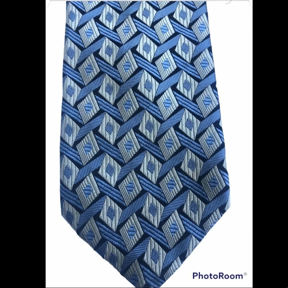 Barney’s blue geometric tie